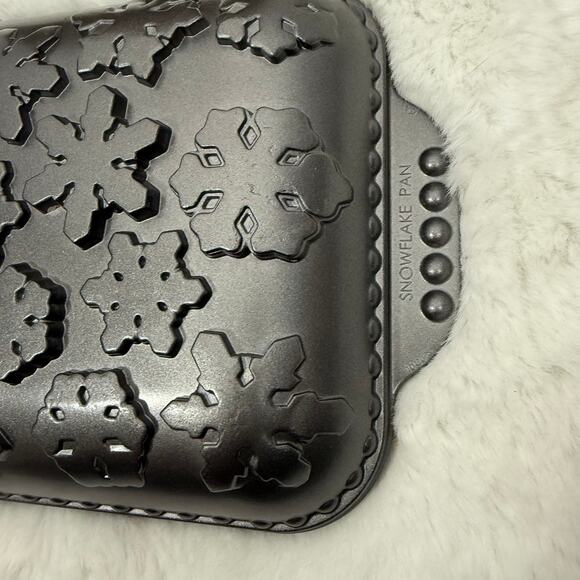 Nordic Ware Nonstick Cast‎ Aluminum Snowflake Baking Pan 13"x8.5" - Picture 3 of 4